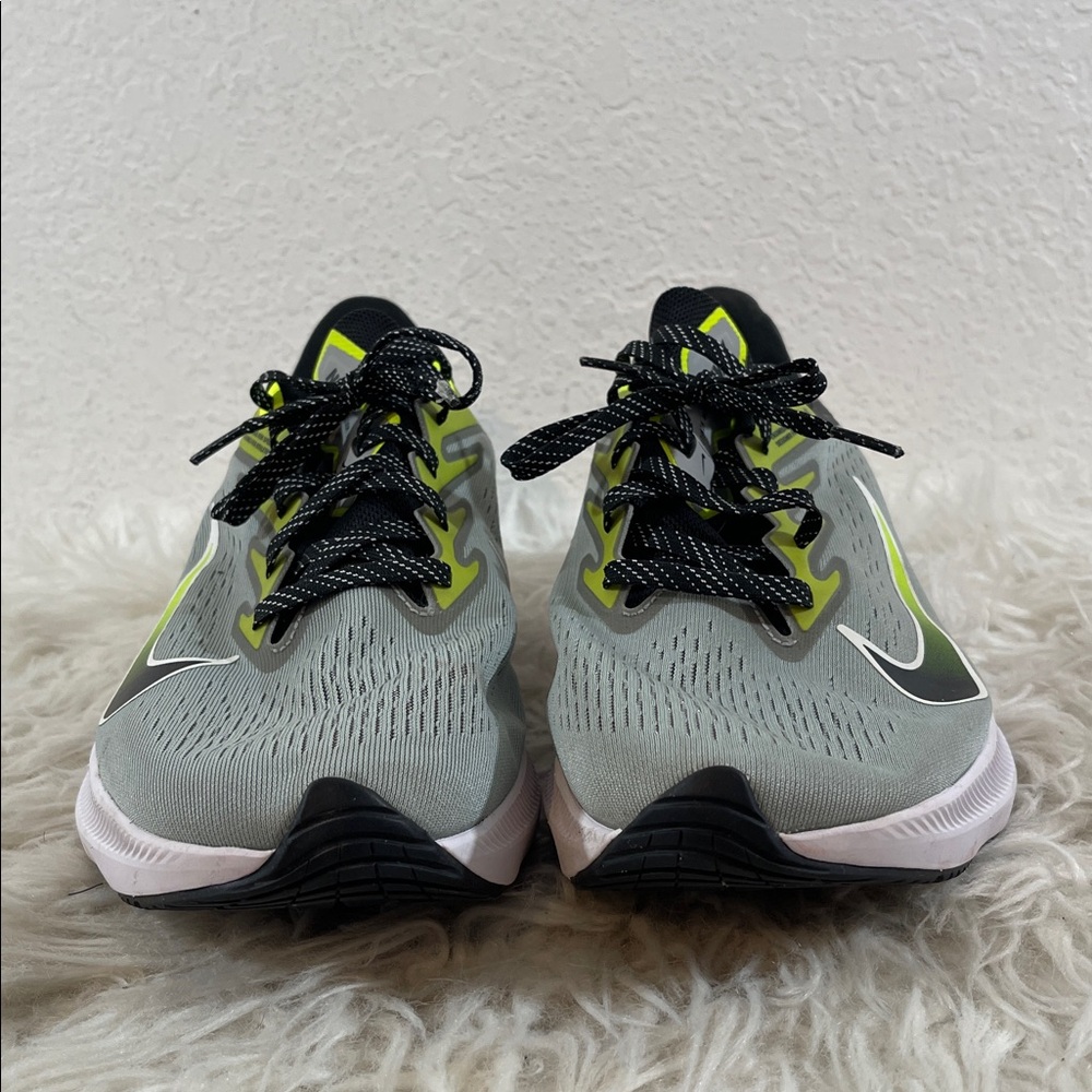 NIKE Air Zoom Winflo 7 'Smoke Grey Volt' Running Trainers Sneakers Size 12 - Picture 3 of 13